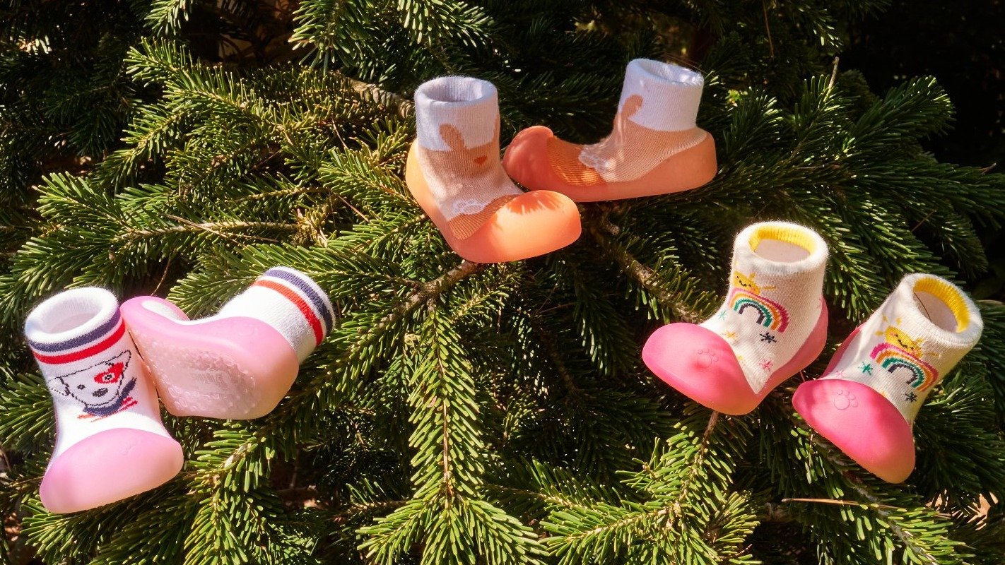 Bezpečný krok s farebnou podrážkou – jedinečné ponožkové topánky pre prvé kroky